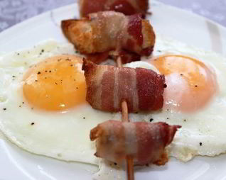 Хрустящие гренки в ароматном беконе с глазуньей