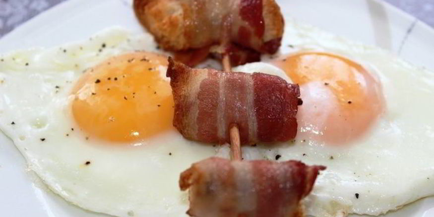 Рецепт хрустящих гренков в ароматном беконе с глазуньей