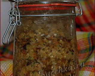 Икра баклажанная с соусом песто