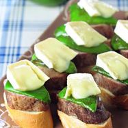 Рецепт Горячих канапе из свиной вырезки с сыром бри