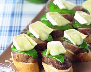 Горячие канапе из свиной вырезки с сыром бри