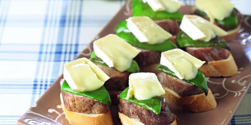 Рецепт горячих канапе из свиной вырезки с сыром бри