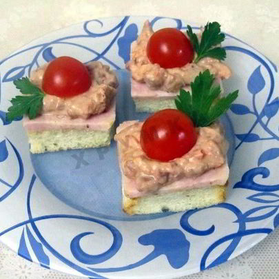 Канапе Делис с ветчиной и фасолью