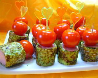 Канапе из блинчиков с сосисками и помидорками черри