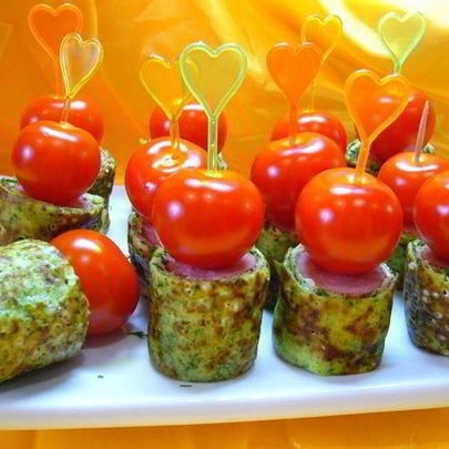 Канапе из блинчиков с сосисками и помидорками черри