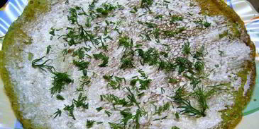 канапе из блинчиков с сосисками и помидорками черри