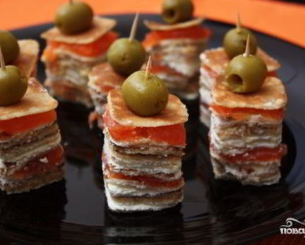 Канапе из блинов на шпажках