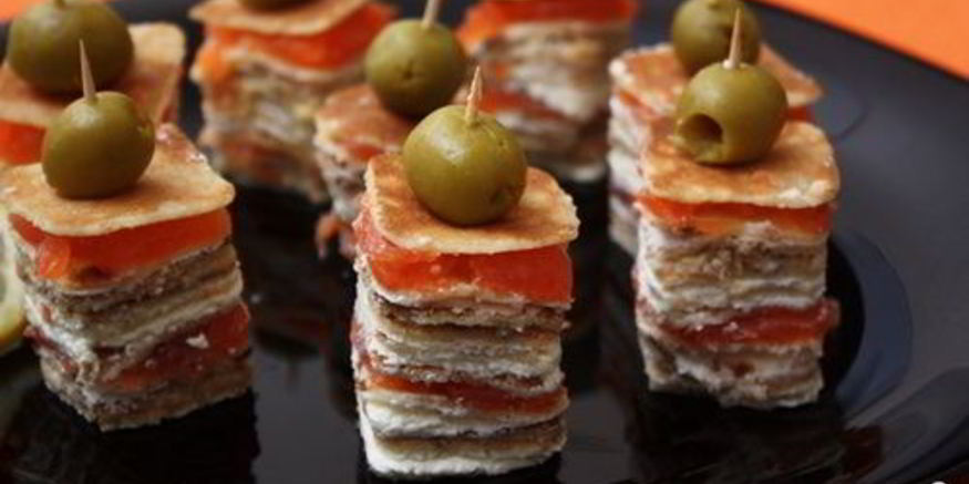 Рецепт канапе из блинов на шпажках