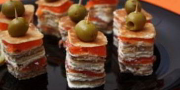 канапе из блинов на шпажках