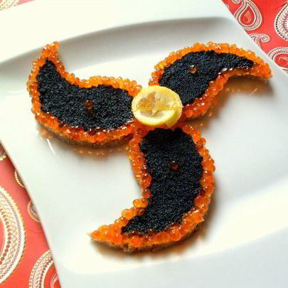 Канапе из черного хлеба с черной и красной икрой