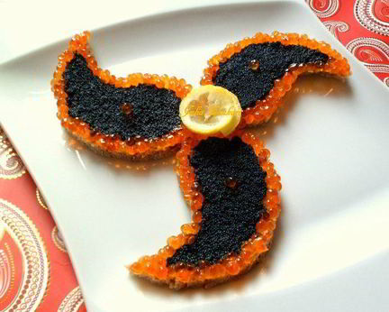 Канапе из черного хлеба с черной и красной икрой