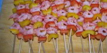 канапе из креветок на шпажках