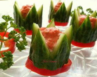 Канапе из огурцов с кремом из слабосоленой семги с творожным сыром