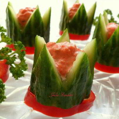 Канапе из огурцов с кремом из слабосоленой семги с творожным сыром