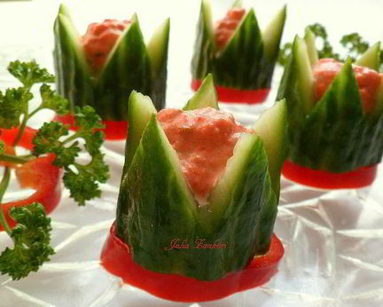 Канапе из огурцов с кремом из слабосоленой семги с творожным сыром