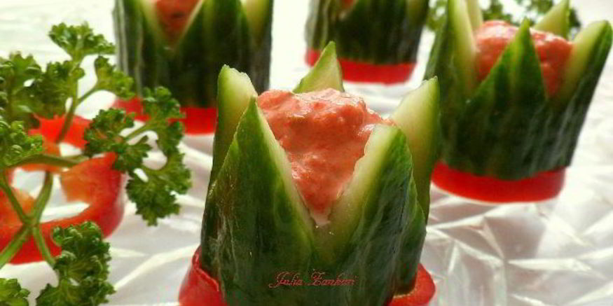 Рецепт канапе из огурцов с кремом из слабосоленой семги с творожным сыром