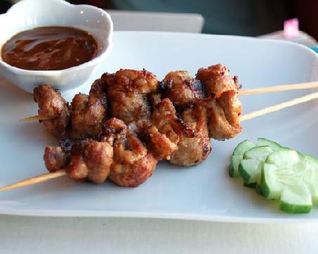 Канапе из свинины с соусом из арахиса