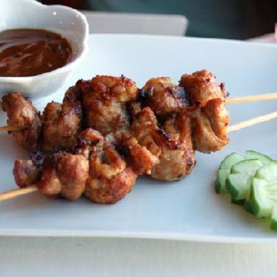 Канапе из свинины с соусом из арахиса