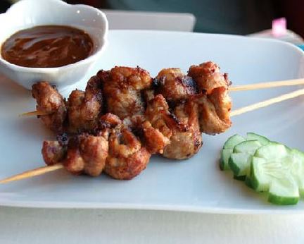 Канапе из свинины с соусом из арахиса