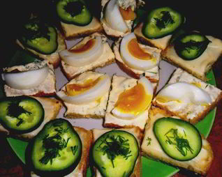 Канапе с чесночным майонезом, яйцом и огурцом