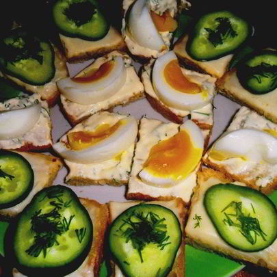 Канапе с чесночным майонезом, яйцом и огурцом