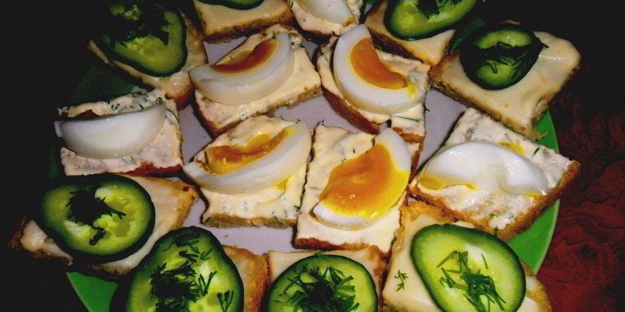 Рецепт канапе с чесночным майонезом, яйцом и огурцом