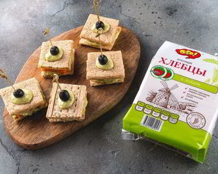 Канапе с форелью и соусом из авокадо