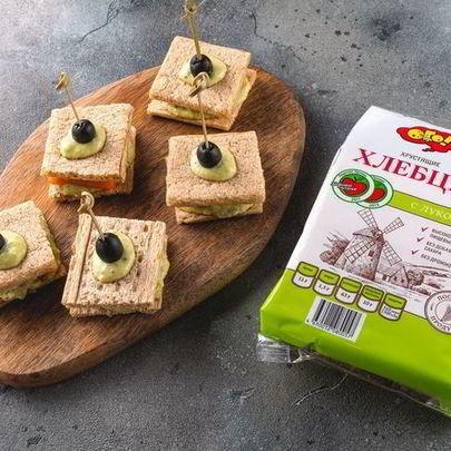 Канапе с форелью и соусом из авокадо