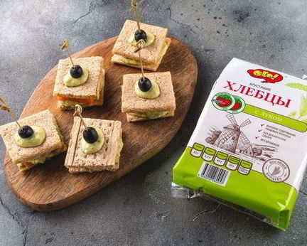 Канапе с форелью и соусом из авокадо