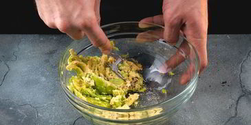 канапе с форелью и соусом из авокадо