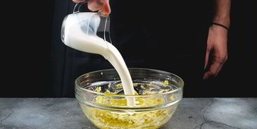 канапе с форелью и соусом из авокадо