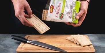 канапе с форелью и соусом из авокадо