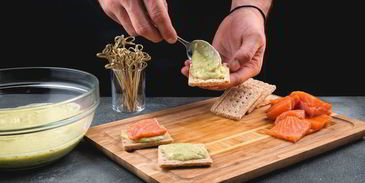 канапе с форелью и соусом из авокадо