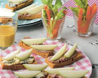 Канапе с голубым сыром