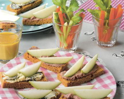 Канапе с голубым сыром