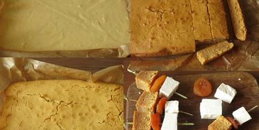 канапе с имбирным бисквитом и фетой