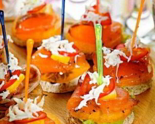 Канапе с хурмой и красной рыбой