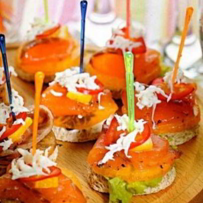 Канапе с хурмой и красной рыбой