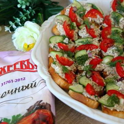 Канапе с консервированным тунцом и чесночным майонезом