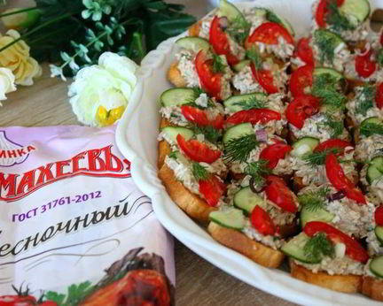 Канапе с консервированным тунцом и чесночным майонезом