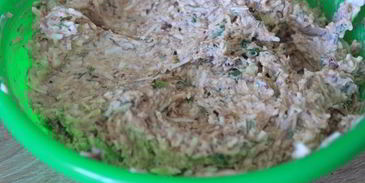 канапе с консервированным тунцом и чесночным майонезом