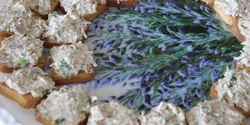 канапе с консервированным тунцом и чесночным майонезом