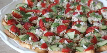 канапе с консервированным тунцом и чесночным майонезом