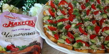 канапе с консервированным тунцом и чесночным майонезом