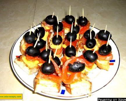 Канапе с красной рыбой и сыром на шпажках