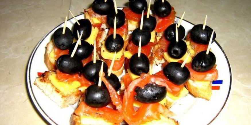 Рецепт канапе с красной рыбой и сыром на шпажках