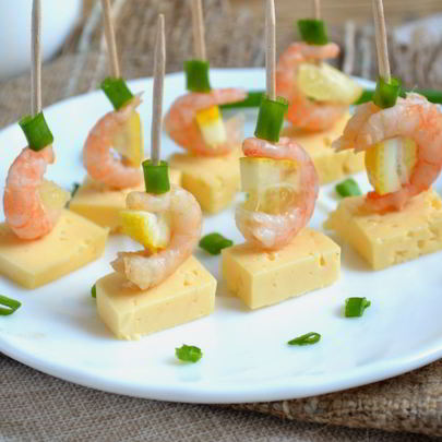 Канапе с креветками на шпажках