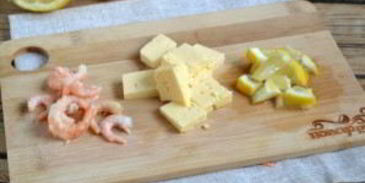 канапе с креветками на шпажках