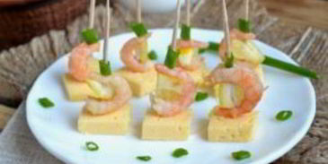 канапе с креветками на шпажках