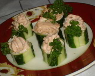 Канапе с лососем на огурцах